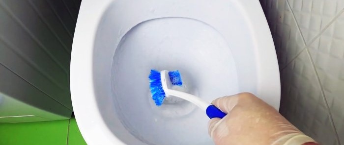 Hur man enkelt tar bort kalk från en toalett utan specialverktyg