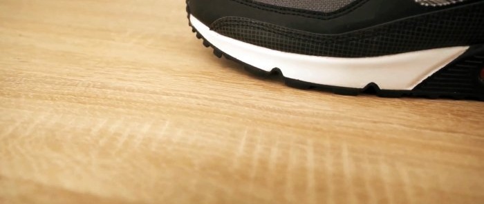 Ein wirksames Reinigungsprodukt für helle Schuhe, das für jedermann zugänglich ist