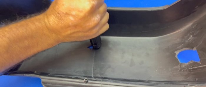 Paano maayos na ibalik ang isang nasirang plastic bumper gamit ang mga magagamit na materyales