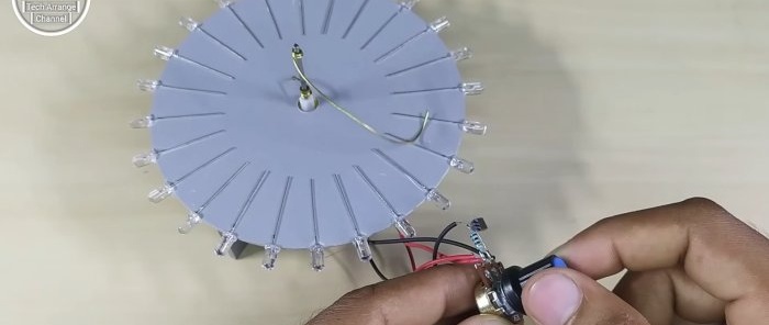 Lampeggiatore funzionante senza transistor e microcircuiti con qualsiasi numero di LED