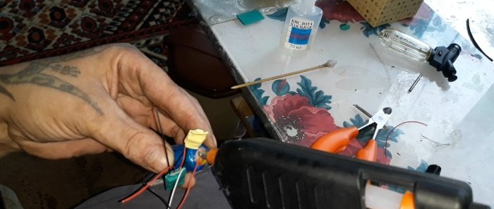 Πώς να φτιάξετε μια φοβερή λάμπα Ηλεκτρονικός φακός με εφέ τρεμοπαίζει