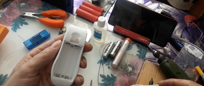 Πώς να φορτίσετε έκτακτα το smartphone σας χρησιμοποιώντας μπαταρίες