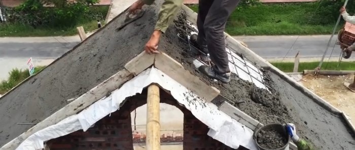 Hoe je een betonnen dak bouwt zonder mechanische middelen te gebruiken