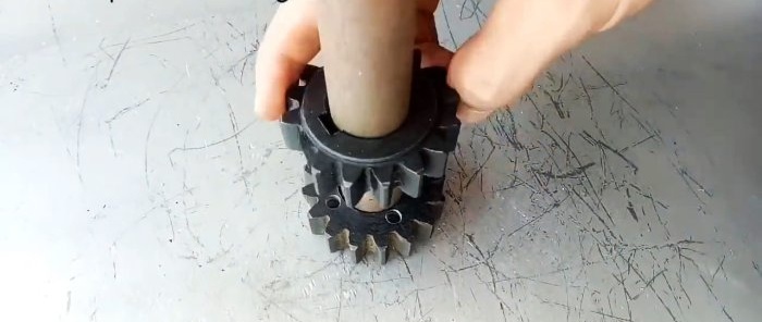 Como fazer uma cesta de metal com hastes usando uma ferramenta manual