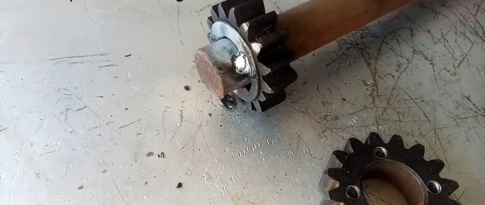 كيفية صنع سلة معدنية من القضبان باستخدام أداة يدوية