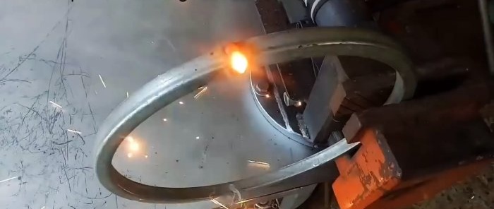 Come realizzare un cestino di metallo dalle aste utilizzando uno strumento manuale