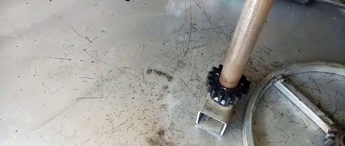 Cómo hacer una canasta de metal con varillas usando una herramienta manual.