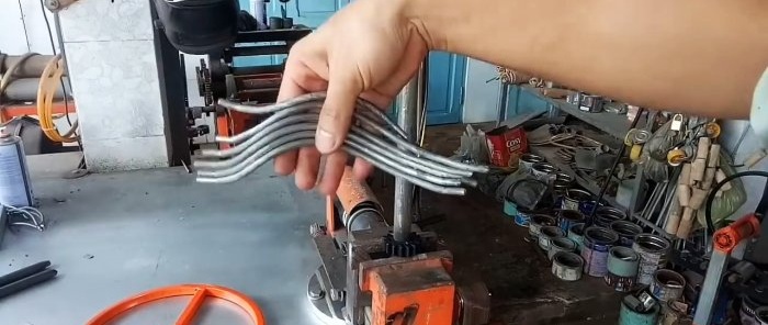 Com fer una cistella metàl·lica amb barres amb una eina manual