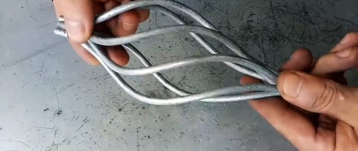 Come realizzare un cestino di metallo dalle aste utilizzando uno strumento manuale