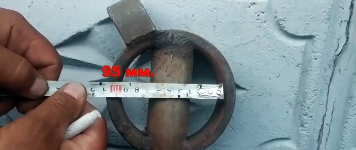 How to make a manual pipe bender from an old bearing and a piece of pipe