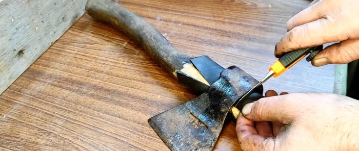 How to attach an ax to an ax handle using rubber