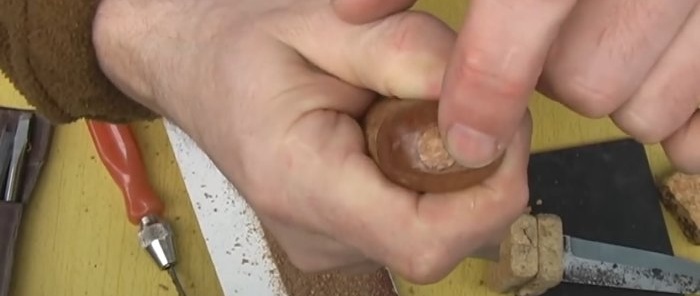 Cách làm cán dao từ nút chai