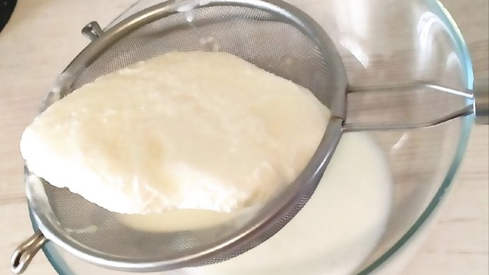Curd cheese from frozen kefir