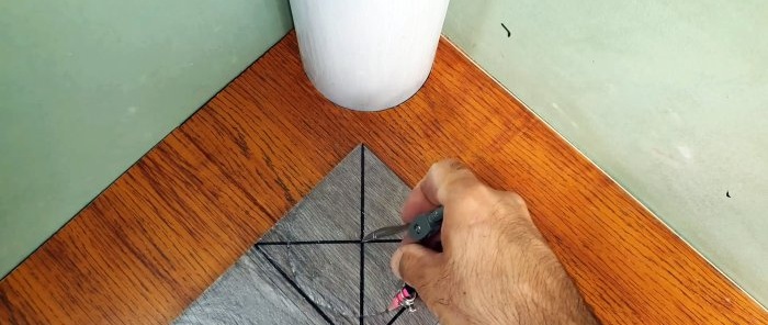 Hogyan lehet ideálisan körbevenni egy csövet szőnyeggel vagy linóleummal