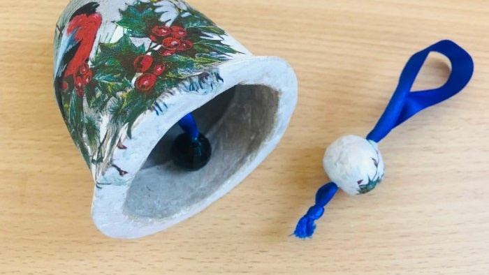 Cómo hacer una campana de juguete para árbol de Navidad con papel.
