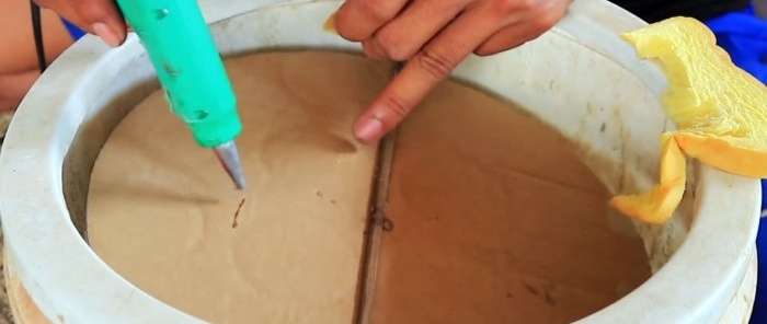 How to make a mouse trap from a plastic bucket