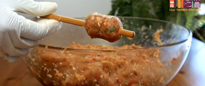 Shish kebab zonder spiesjes en gril in een koekenpan