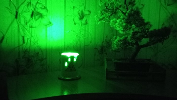 Ako vyrobiť úžasnú lampu Rádioaktívna hlaveň