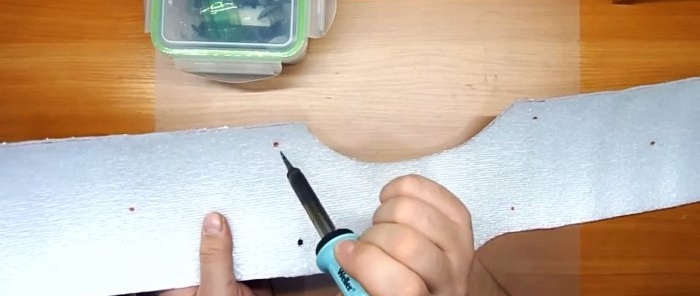 Cómo colocar aislamiento en la rejilla del radiador usando clips de una botella de PET