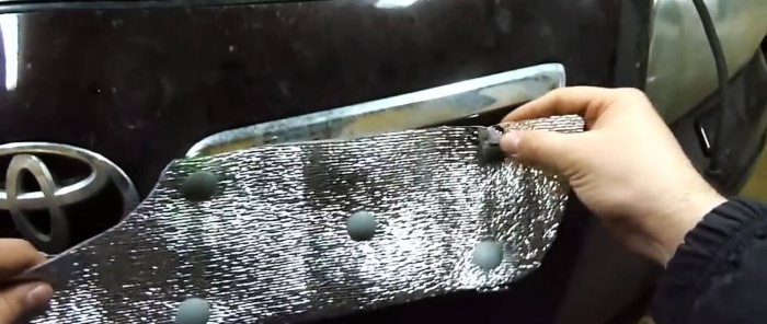Jak připevnit izolaci na mřížku chladiče pomocí klipů z PET lahve