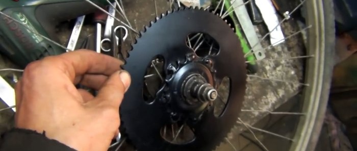 Kaip pasidaryti motociklą vejapjovės variklio pagrindu