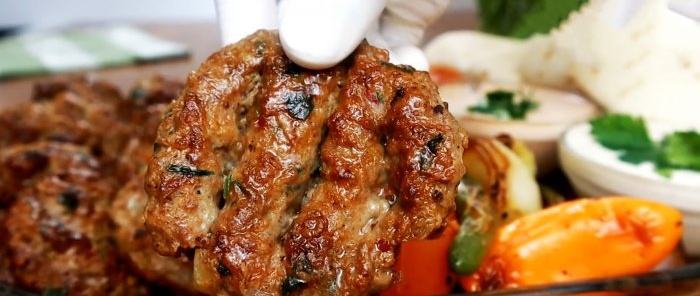 Isang simple at masarap na recipe para sa Turkish kebab kofta na walang apoy at oven