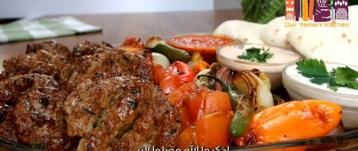 Egy egyszerű és finom recept a török ​​kebab kofta elkészítéséhez tűz és sütő nélkül