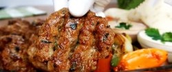 Una ricetta semplice e deliziosa per il kebab turco kofta senza fuoco e forno