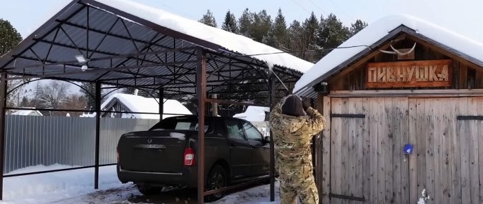 Hur man röjer snö från ett högt tak enbart med ett vanligt rep