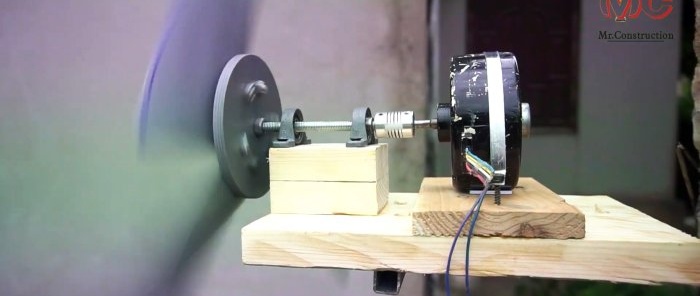 Ako vyrobiť veterný generátor z improvizovaných materiálov