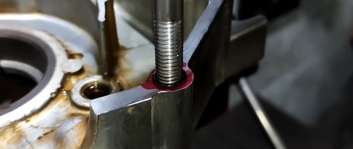 Hoe u de schroefdraad in een behuizing kunt herstellen met een schroevendraaier