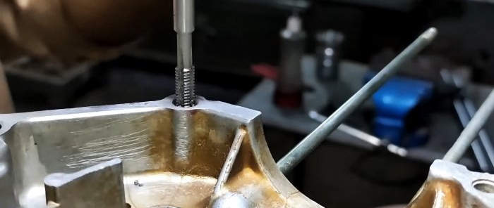 Cómo restaurar roscas en una carcasa usando un destornillador.