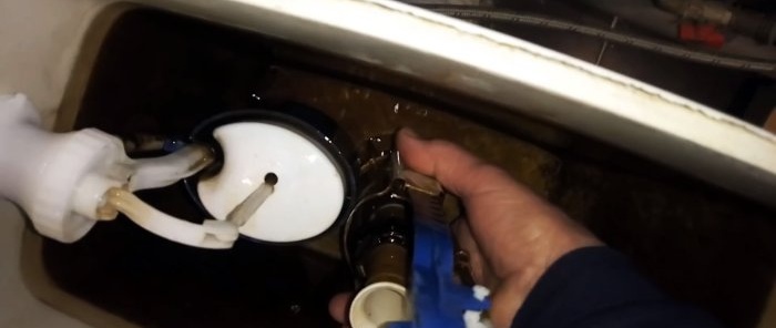 O tanque do vaso sanitário está vazando. Descubra a causa e elimine o vazamento sozinho.