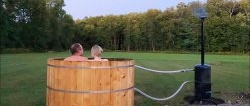 Hoe maak je een houten badkuip verwarmd door een houtketel