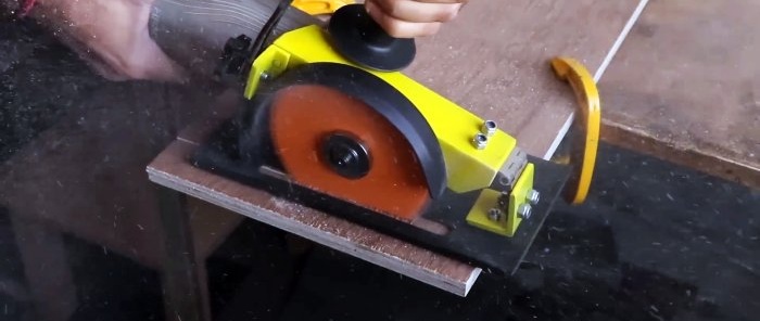 Cum să faci un ferăstrău circular de mână dintr-o polizor folosind materiale simple și accesibile