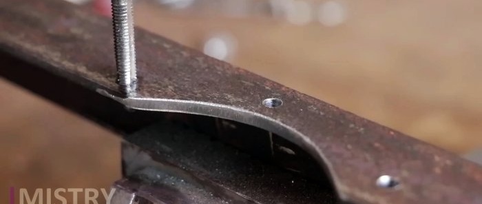 كيفية صنع منشار دائري يدوي من المطحنة باستخدام مواد بسيطة وبأسعار معقولة