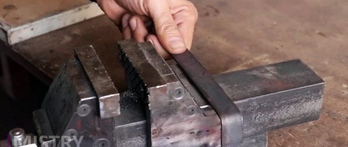 كيفية صنع منشار دائري يدوي من المطحنة باستخدام مواد بسيطة وبأسعار معقولة
