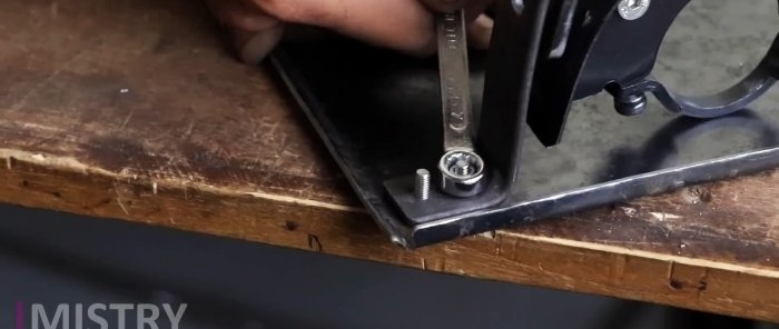 Cum să faci un ferăstrău circular de mână dintr-o polizor folosind materiale simple și accesibile