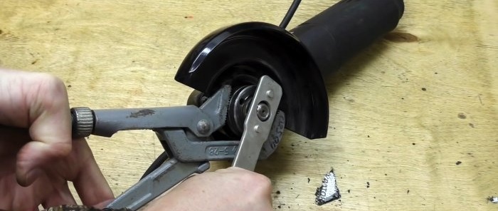 Cómo desenroscar una tuerca atascada en una amoladora angular y 1 truco para evitarlo