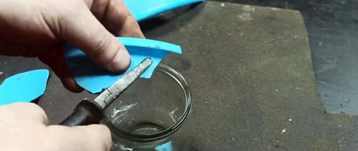 Cara membuat plastik cecair untuk melekat atau melindungi kayu dan logam