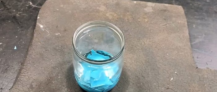 How to make liquid plastic for gluing or protecting wood and metal