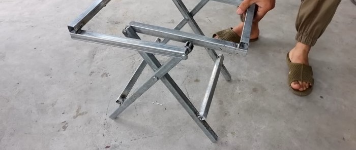 Kompaktný skladací stolík na stoličky zo štvorcového profilu