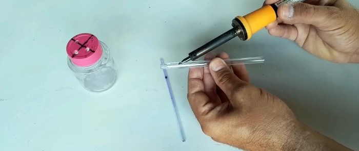 كيفية صنع مسدس طلاء صغير من قلم حبر جاف