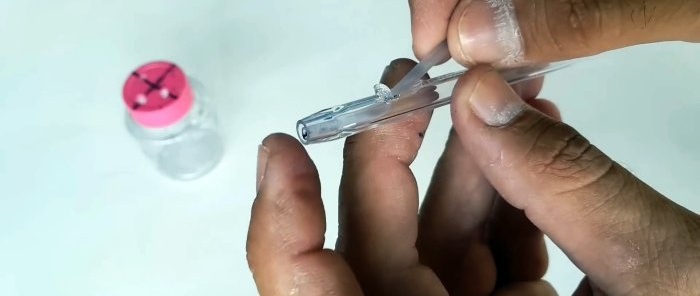 Kako napraviti mini pištolj za farbanje od kemijske olovke