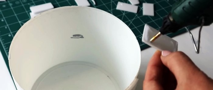 Как да си направим красива саксия от пластмасова кофа и контейнери за еднократна употреба
