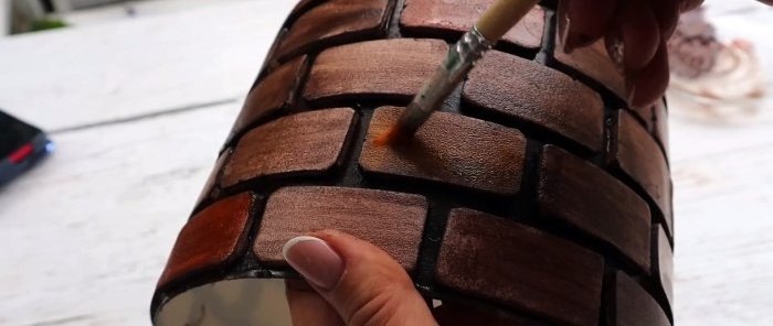 Πώς να φτιάξετε μια όμορφη γλάστρα από πλαστικό κουβά και δοχεία μιας χρήσης