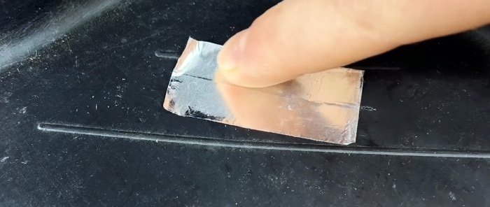 Una manera original d'arreglar el plàstic trencat
