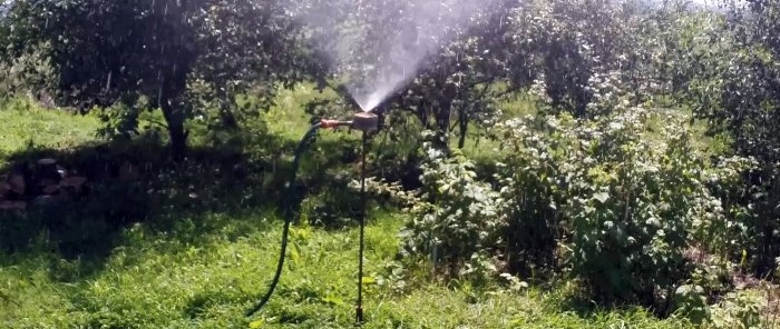 Hvordan lage en sprinkler for å vanne hagen og grønnsakshagen din. Den tetter seg ikke eller går i stykker.