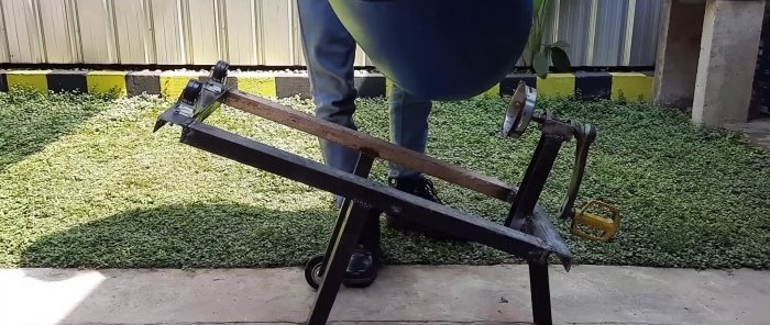 Como fazer uma betoneira manual a partir de um barril de plástico