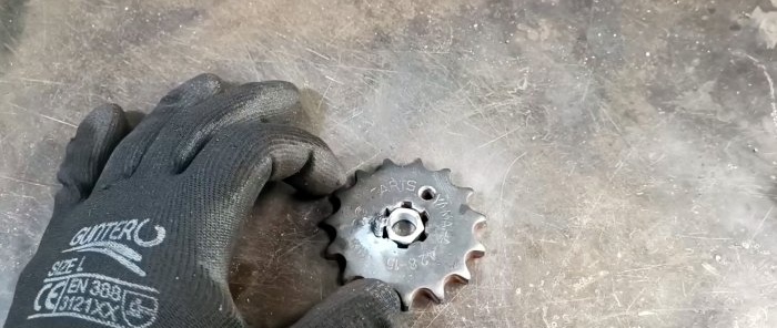 Hur man gör en mini handborr från ett par kugghjul